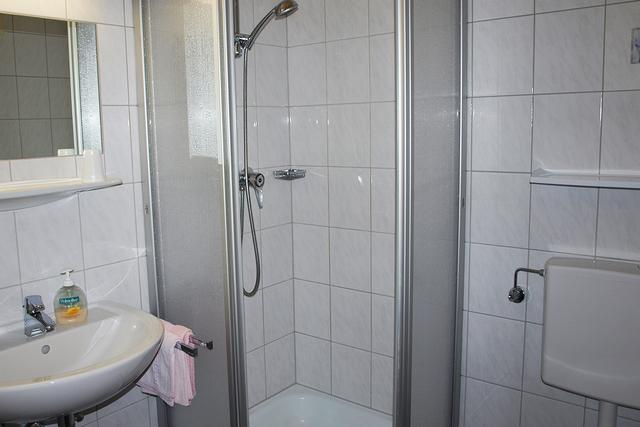 Badezimmer mit Dusche & WC in der Pension Eschenhof